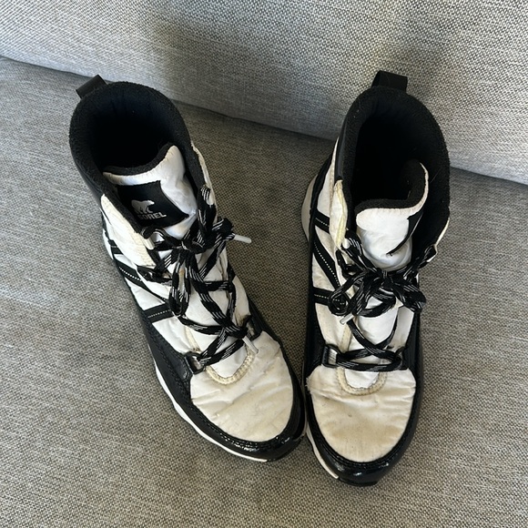 Sorel, white and black lace up waterproof boots - Picture 6 of 11